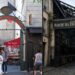 El fuego arrasó mil metros cuadrados del mercado Marché des Enfants-Rouges y causó el derrumbe parcial del techado metálico del histórico recinto del siglo XVII.