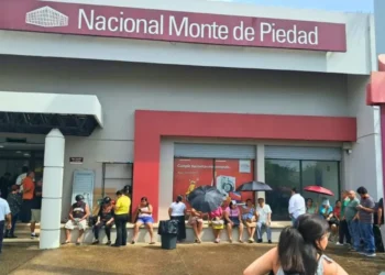 Después de un año de suspensión de actividades por huelga, las 302 sucursales del Nacional Monte de Piedad reabrieron este 7 de octubre, larga filas de personas se vieron en direrntes sucursales del país.