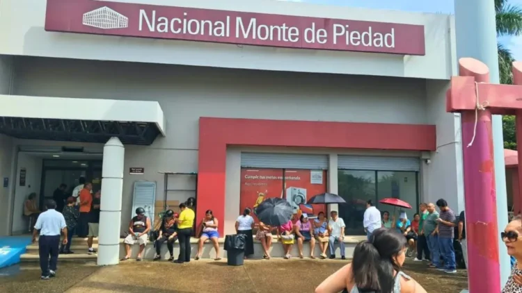 Después de un año de suspensión de actividades por huelga, las 302 sucursales del Nacional Monte de Piedad reabrieron este 7 de octubre, larga filas de personas se vieron en direrntes sucursales del país.