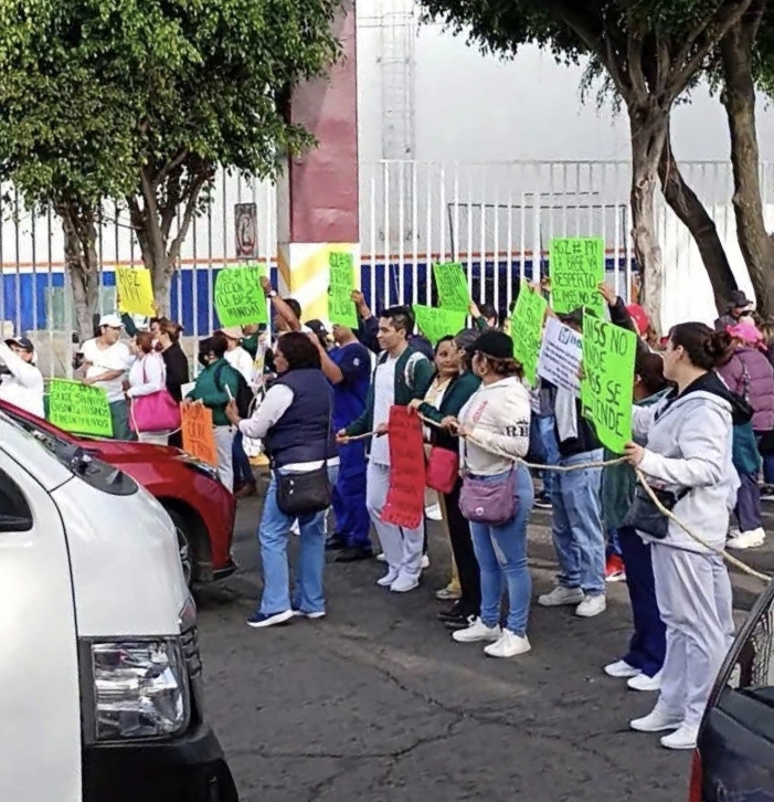 En Toluca, médicos, enfermeras y personal administrativo del Hospital General Regional 220 cumplieron su cuarto día consecutivo de bloqueo sobre Paseo Tollocan