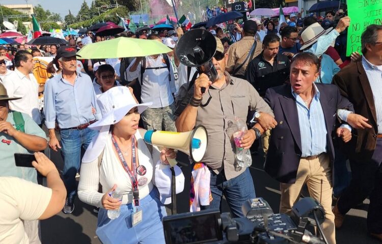 Fotografía general de una marcha en la Ciudad de México, con personas que participan en una movilización social por las calles.