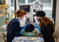 Personal médico atiende a una paciente en un hospital; los costos de atención médica impulsan el aumento de pagos de aseguradoras en México.