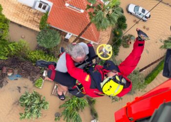 Militar abraza a un hombre atrapado por una inundación provocada por la DANA Adam, en España. AMEXI/FOTO/X EjercitoTierra