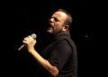 Nicho Hinojosa canta en el escenario durante una presentación