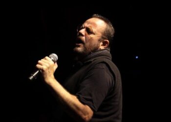 Nicho Hinojosa canta en el escenario durante una presentación