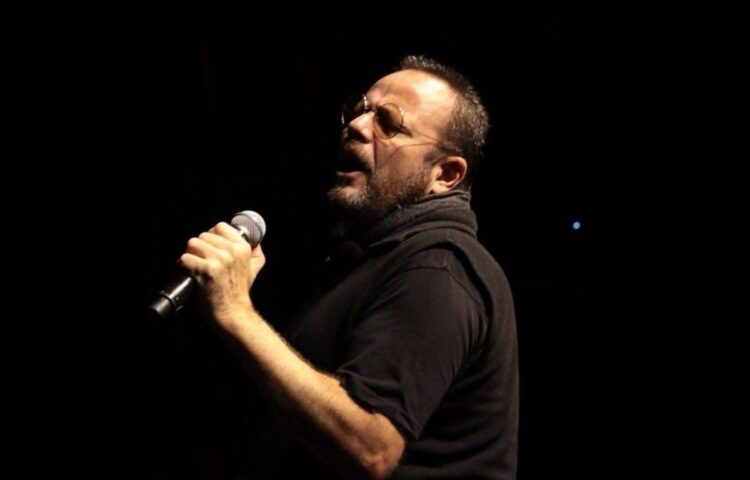 Nicho Hinojosa canta en el escenario durante una presentación