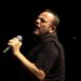 Nicho Hinojosa canta en el escenario durante una presentación