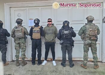 Agentes federales y marinos, cumplimentaron 12 órdenes de cateo en Uruapan, Pátzcuaro y Morelia, en el estado de Michoacán.