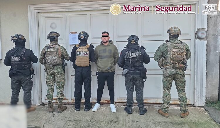 Agentes federales y marinos, cumplimentaron 12 órdenes de cateo en Uruapan, Pátzcuaro y Morelia, en el estado de Michoacán.
