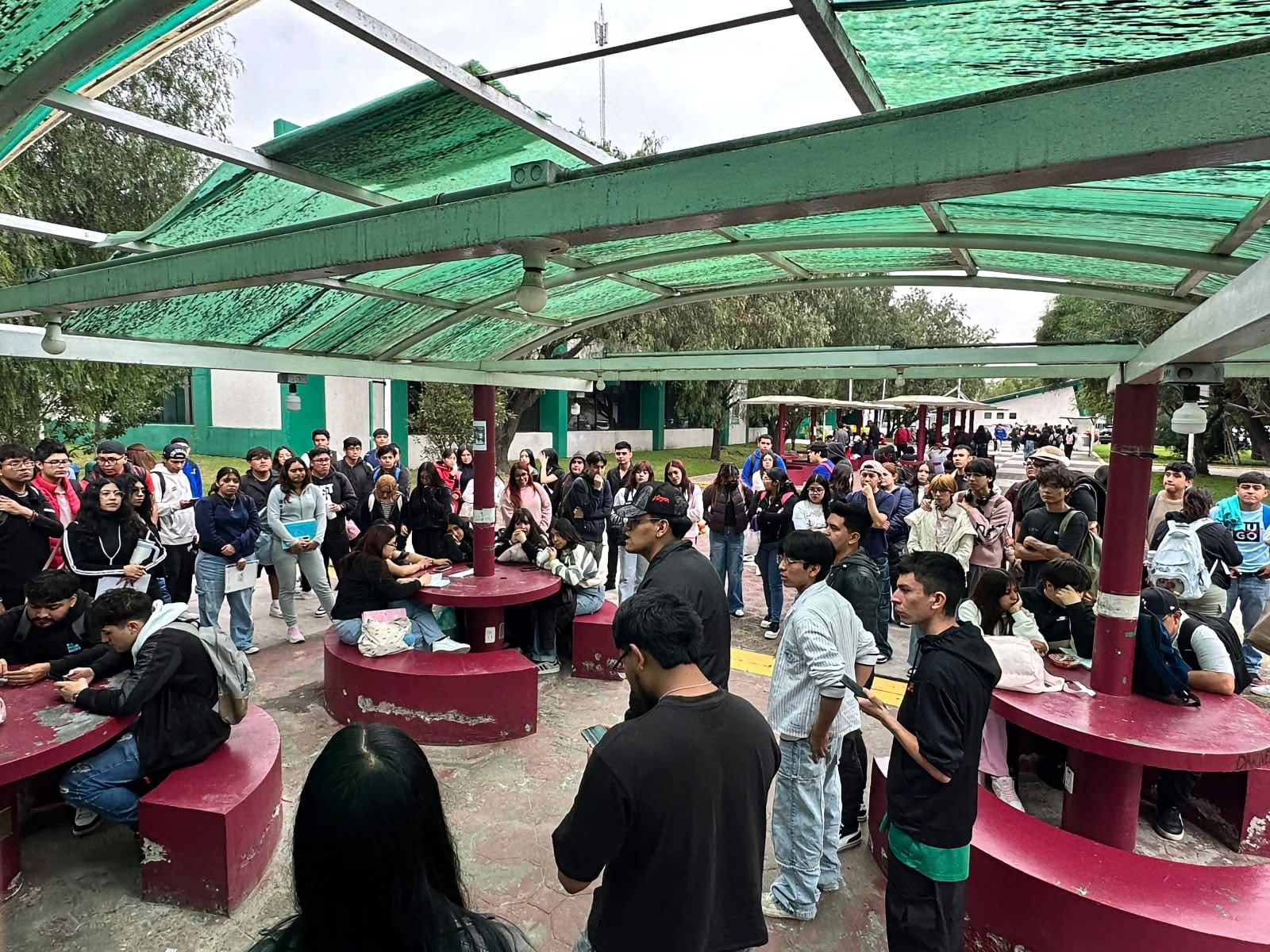 De acuerdo con denuncias difundidas en redes sociales, los estudiantes también señalaron presuntas irregularidades administrativas y acusaron que existen casos de acoso sexual