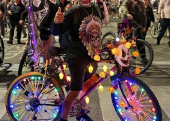 Muévete en Bici celebra Día de Muertos con paseo nocturno y concurso de disfraces. AMEXI/Foto: Muevéte en Bici CDMX en Facebook