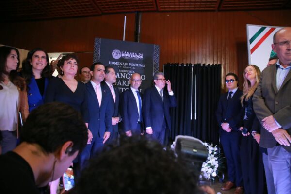 omo parte de este reconocimiento, se develó una placa conmemorativa para nombrar al foro de conferencias de prensa de San Lázaro: “Francisco Garfías Antolín”.