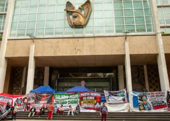 Día del Médico. Trabajadores del IMSS se manifiestan para exigir mejores salarios, más personal, insumos médicos, jornadas laborales justas y un retiro digno.
