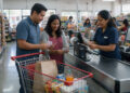 Consumidores compran alimentos y productos básicos ante el aumento de precios en México durante 2026.