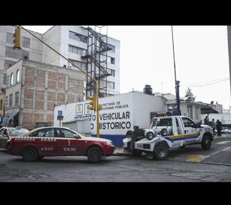 Circular sin holograma vigente o en un día restringido amerita el traslado inmediato al corralón. AMEXI/Foto: @SSC_CDMX
