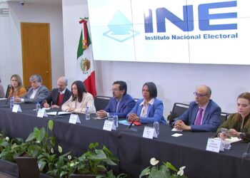 Caen las primeras tres renuncias de funcionarios en el INE