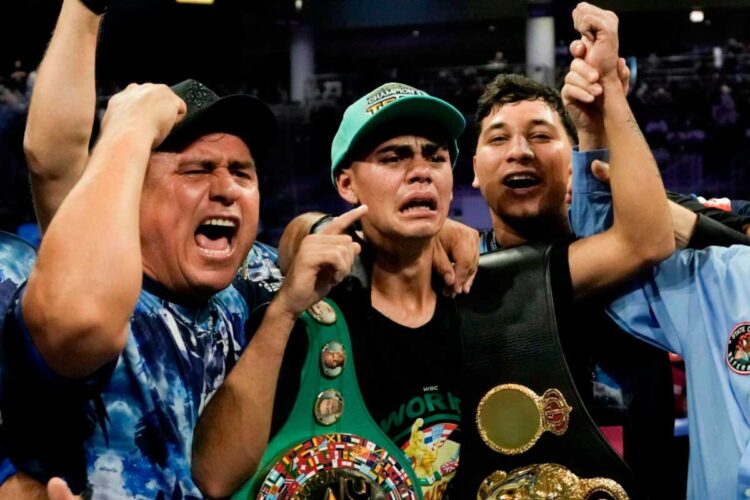 Sergio Yoreme Mendoza, campeón mundial unificado de peso mosca