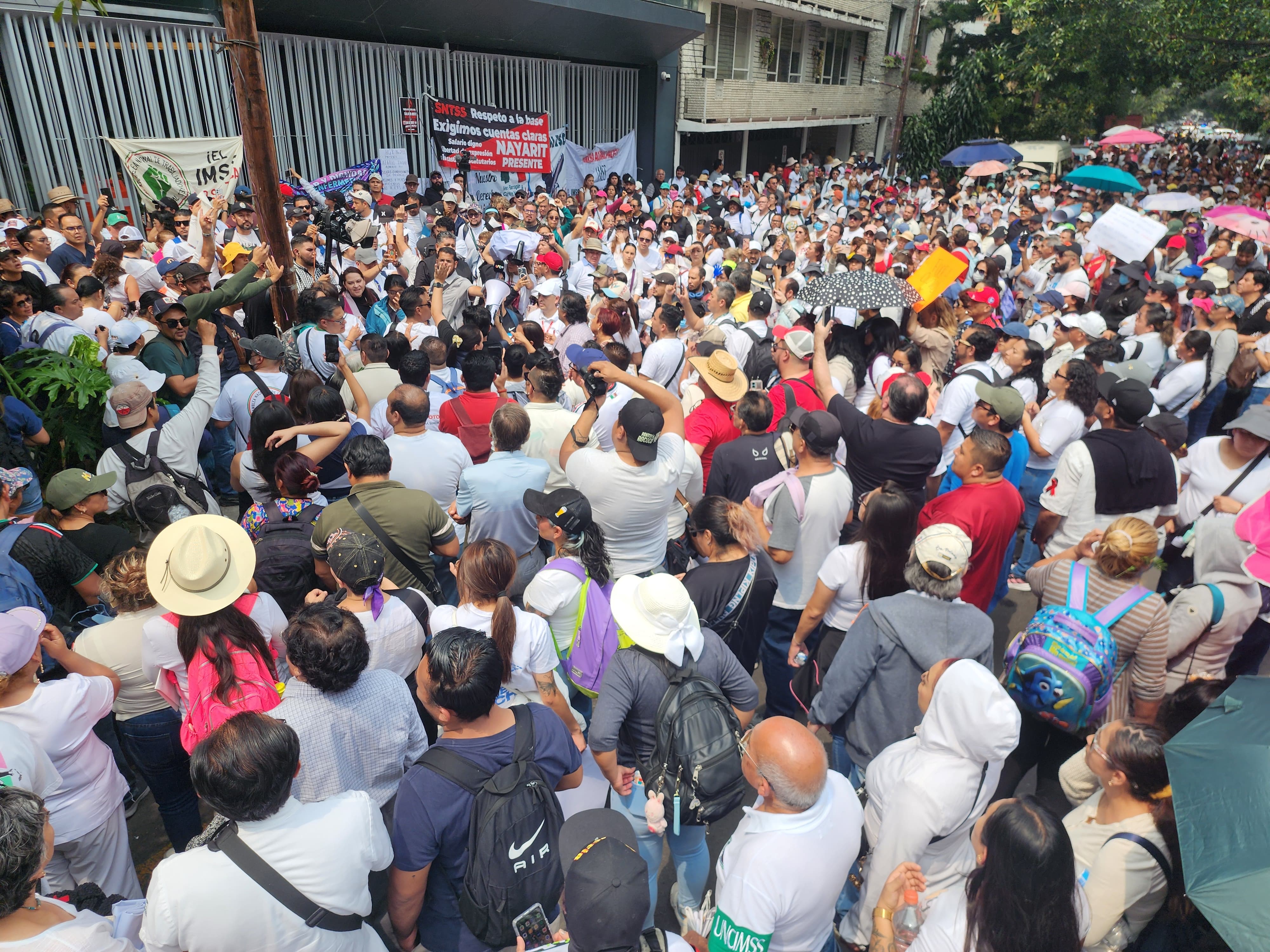 Las exigencias de los trabajadores del IMSS no sólo está dirigido a la dirigencia sindical, ya que el tema salarial está en manos del director general del Instituto Mexicano del Seguro Social (IMSS), Zoé Robledo Aburto.