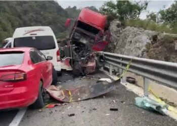 Un trágico accidente múltiple se registró la mañana de este sábado, en el kilómetro 41 de la carretera de cuota Tuxtla Gutiérrez–San Cristóbal de las Casas, en Chiapas.