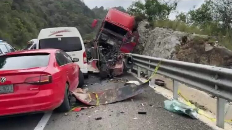 Un trágico accidente múltiple se registró la mañana de este sábado, en el kilómetro 41 de la carretera de cuota Tuxtla Gutiérrez–San Cristóbal de las Casas, en Chiapas.