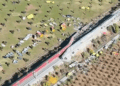 • Vista aérea tomada por dron de los servicios de emergencia asistiendo en las vías tras el choque de trenes de alta velocidad de Renfe e Iryo en el municipio de Urda, provincia de Toledo, España.