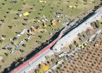 • Vista aérea tomada por dron de los servicios de emergencia asistiendo en las vías tras el choque de trenes de alta velocidad de Renfe e Iryo en el municipio de Urda, provincia de Toledo, España.